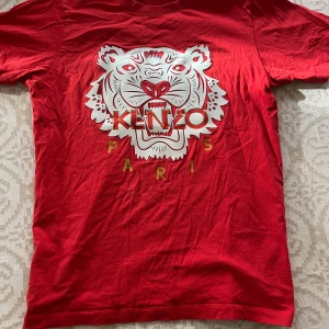 Kenzo tshirt  - Xs men sitter som s