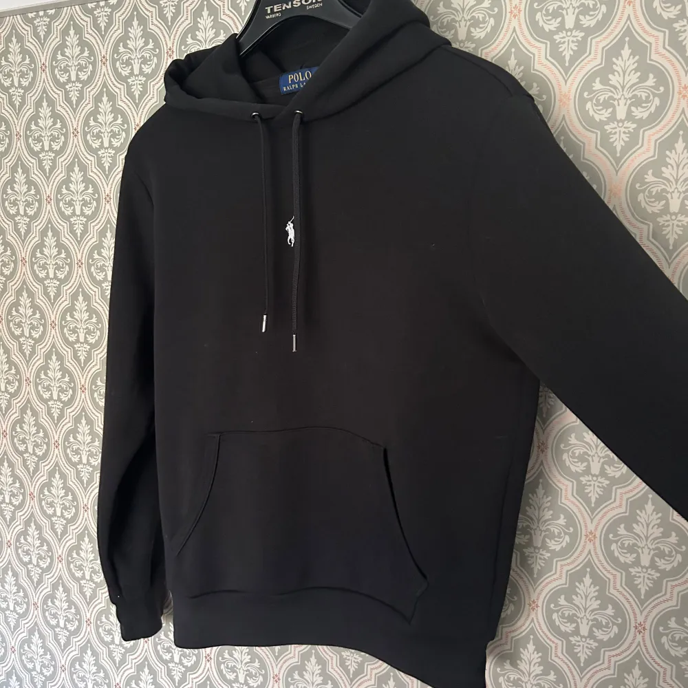 Polo ralph lauren hoodie i 9,5/10 skick då den nästan aldrig är andvänd. Bara att skriva vid frågor🙌🏻🙌🏻. Hoodies.