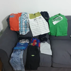 Barn kläder  - Varje st kostar 10kr  helt paket 100 kr 1 st 10kr 