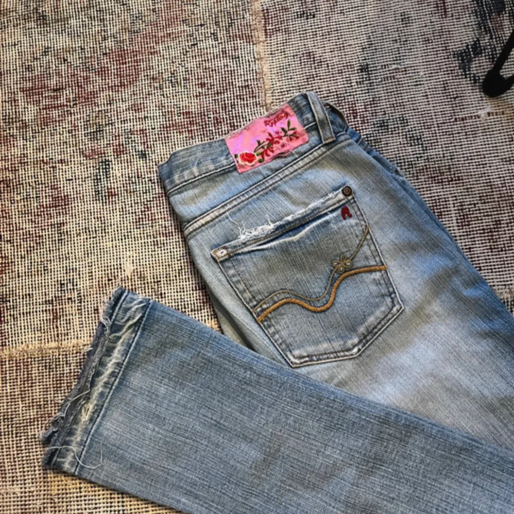 Jättesnygga replay jeans med lite slitningar💗säljer pga för små 💗storlek W26 L32 💗. Jeans & Byxor.