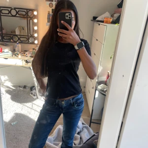 Blå jeans - Säljer ett par klassiska blå jeans i bootcut. De är lågmidjade och har en snygg, enkel design som passar perfekt till vardags. Jeansen är i bra skick och har en tidlös stil. Ltb jeans
