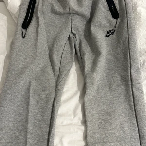 Nike Tech Fleece byxor - Ett par snygga Nike tech fleece byxor av färgen Grå. Riktigt snygga byxor och fräscha.
