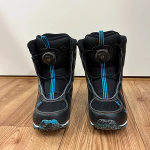 Svarta snowboard skor storlek 19,5cm  för barn 🧒 - Använd bara några gånger. Jätte varma inuti och sköna att åka med i backarna ⛷️🏔️. Storlek 19,5