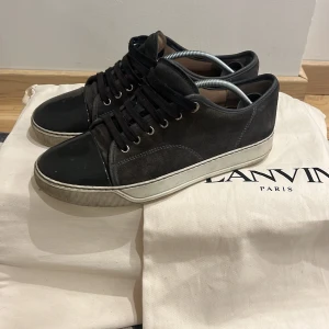 Lanvin - Hej, säljer att par Lanvins i stolrek uk5. Skicket får ni avgöra själva. Sko lådan och två st dustbags fås med. Tvättas innan frakt. Dm för frågor!