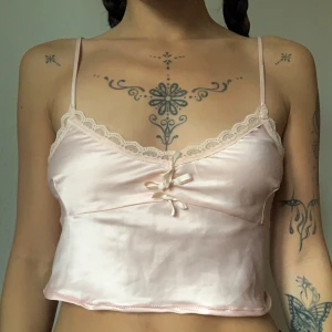 handmade coquette top - Sytt om ett nattlinne till den perfekta coquette-toppen evurr 💘 jag på bilden är strl 38/M. Toppen är justerbar med knytning i ryggen🎀