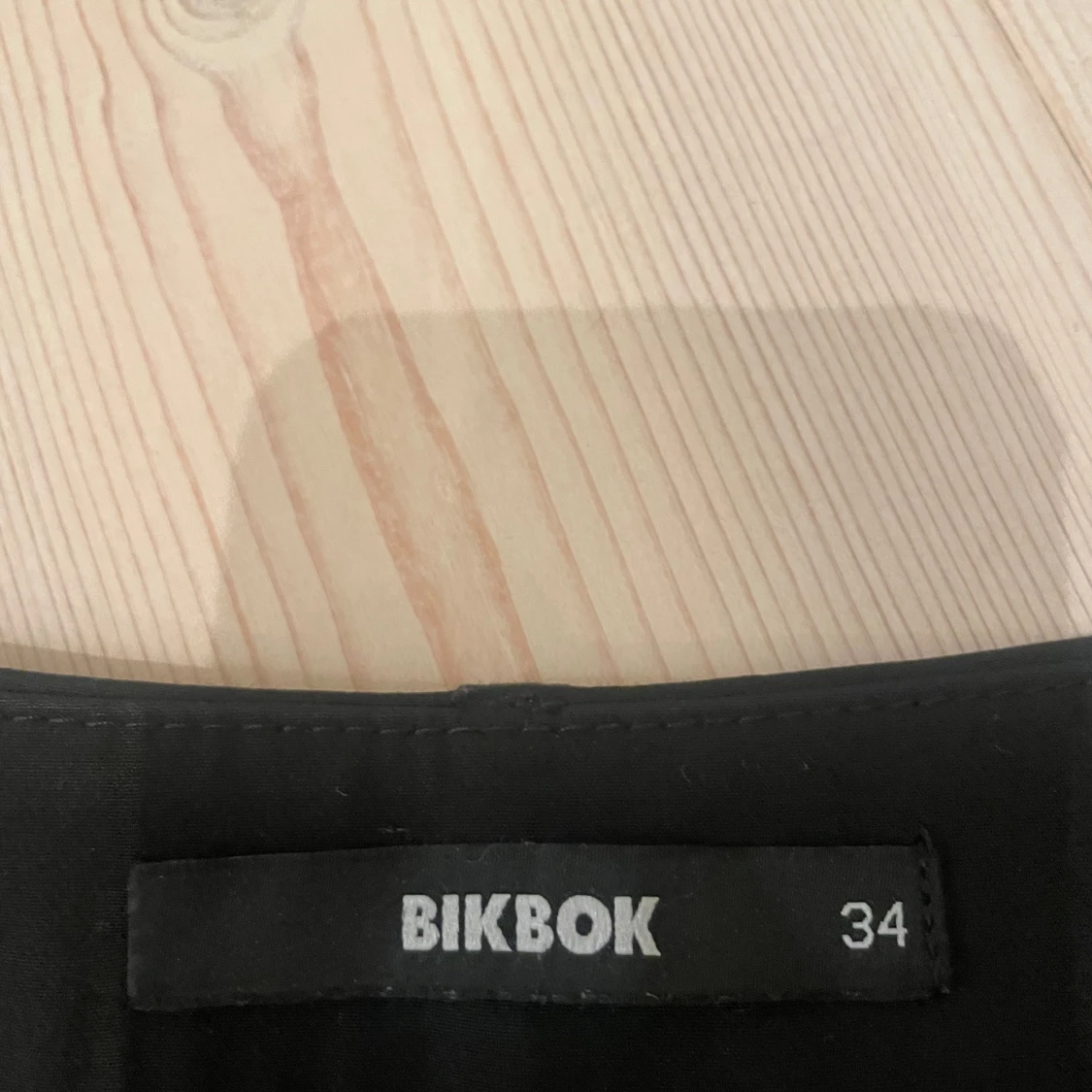 Snygga svarta kostymbyxor från Bikbok  - 90