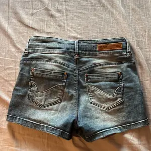 Vintage Lågmidjade shorts ifrån only 