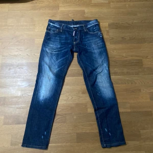 Dsquared jeans - Säljer nu ett par dsquared jeans i jätte bra skick 8/10. Kan självklart lösa fler bilder så tveka på att höra av dig vid frågor eller funderingar.
