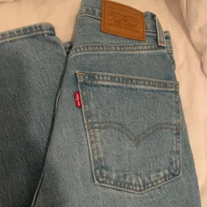 Ljusblå levi’s jeans - 230kr (pris kan definitivt diskuteras)💕 Stl 23 Jättebra nyskick💗