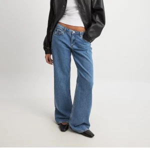 Lågmidjade baggy jeans - Säljer dessa fina jeans från nakd i storlek 36 men sitter ganska löst! Superbekväma och är långa på mig som är 170🥰 Lite slitna baktill längst ner då de släpar i marken. 