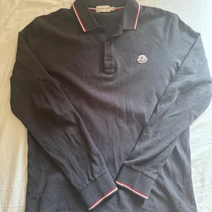 Moncler pike  - Moncler långärmad pike. Fint skick, storlek S.  Pris går att diskutera.