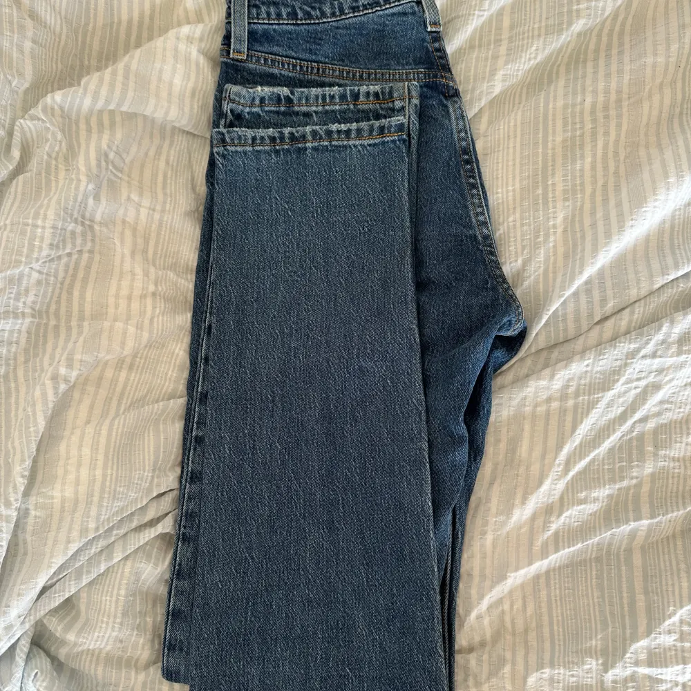 Helt nya Levis jeans, aldrig använda då jag tog bort lappen men insåg att det sitter för tajt! Lånad första bild, som inspo. Jag köpte dom för 1100kr  . Jeans & Byxor.