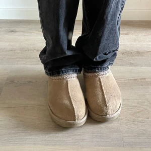Låga uggs  - Uggs tasman med den ljusbeiga färgen, inga fel på än att färgen har blivit lite fläckig tyvärr (nästan säker på att man kan rädda de dock)  Köpte de nya för ca 1500