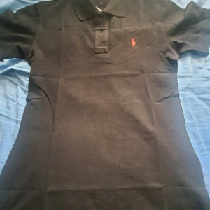 Polo-Ralph Lauren - Fick denna tröja som present men den är för stor därför vill jag sälja den.