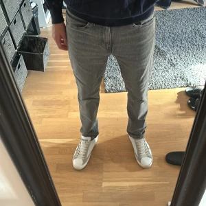 Grå Levis jeans -  Gråa Jeans från levis regular fit aldrig använda då dem är för små för min smak 