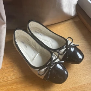 Ballerinaskor - Jättefina ballerinaskor använda bara vid foto! Jättefina till alla outfits och passar extra bra om man vill klä upp en mer casual outfit💕Perfekta till hösten våren och sommaren och är i trend just nu💕