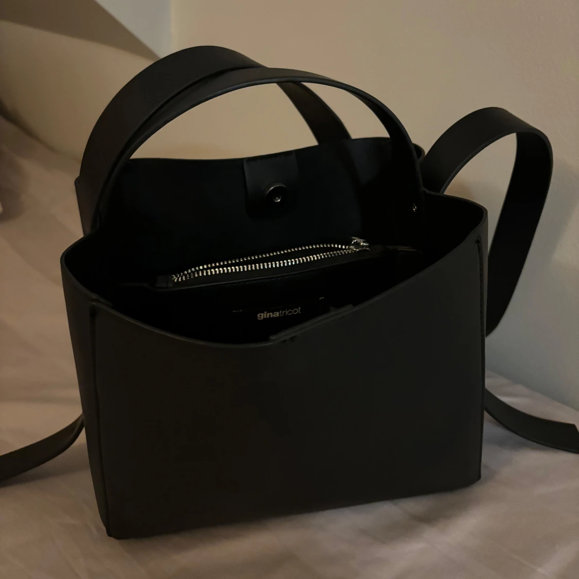 Svart axelväska från Gina Tricot