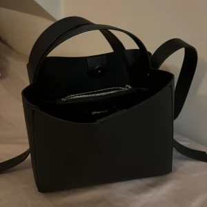 Svart axelväska från Gina Tricot - Trendiga handväskan från Gina Tricot, helt ny och oanvänd!🩷