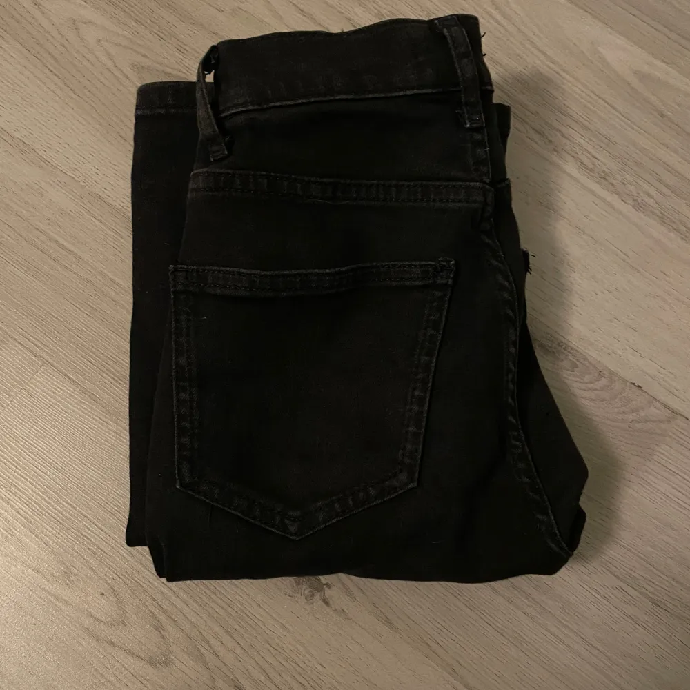 Svarta jeans från gina tricot. Använda en del men ser inga synliga defekter. Nypris 499kr.. Jeans & Byxor.