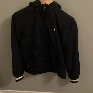 Ralph lauren windbraker - Hej! Säljer nu denna Ralph lauren windbraker. Den är 14-16 år men sitter som XS-S. 600kr men det sitter inte i sten! 9/10 skick 