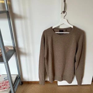 Stickad tröja - Oscar Jacobson  - Stickad tröja från Oscar Jacobson. Helt oanvänd. Storlek L Nypris 1 800kr Perfekt att ha som den är eller över t-shirt eller skjorta.
