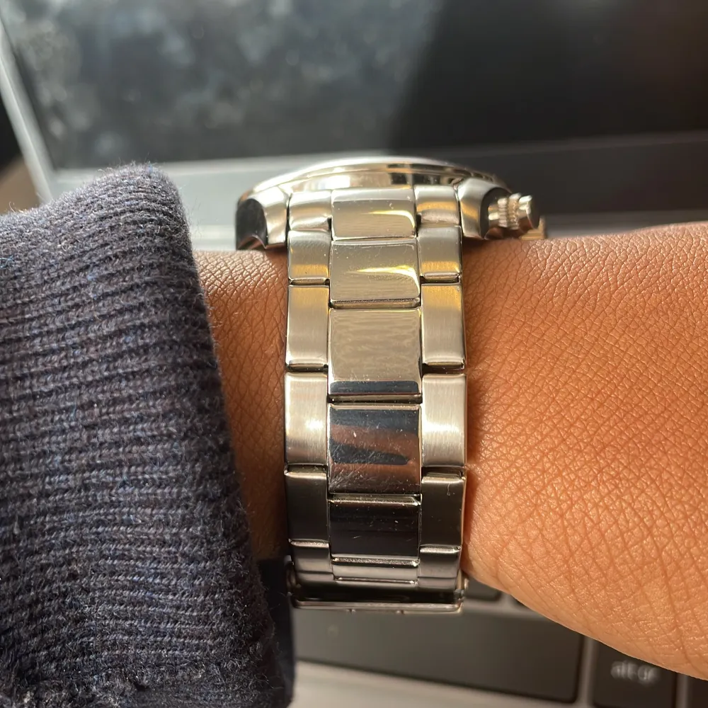 Säljer en snygg Jacques Lemans klocka i silver. Den har en stilren design med en svart urtavla och flera små urtavlor för extra funktioner. Armbandet är i rostfritt stål och har en säker låsning. Perfekt för både vardag och fest!              Köp den. Accessoarer.