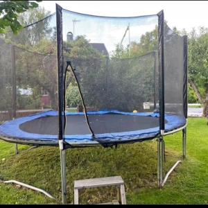 Stor studsmatta  - Studsmatta 4m i diameter Det blå kantskyddet är lite slitet och trasigt men finns att köpa nytt på ex biltema. Nedmontering o transport kan ingå inom Finspång, annars hämtas av köparen. 