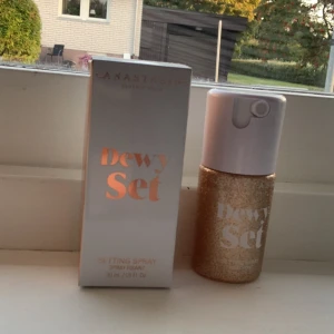 Anastasias setting spray  - Använd en gång.  Säljer för jag inte använder smink Köpt för 199kr  Skriv för fler bilder 