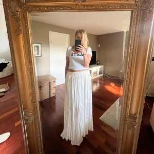 Strand kjol - Söt långkjol i färgen krämvit som är nästan oanvänd. Storlek L från H&M