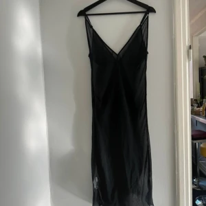 Slip dress från Zara - Slipdress från zara  Storlek small 