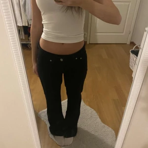 Lågmidjade svarta jeans  - Storlek 29/30. Passar som en S. 