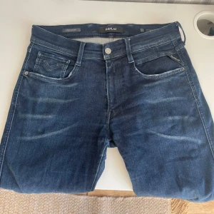 Replay Anbass jeans  - Tjena, säljer mina Replay Jeans  i den trendiga modellen anbass. Jeansen är knappt använda, cond 8,5/10. Nypris: 1899kr, hör av er vid minsta intresse//Anton 