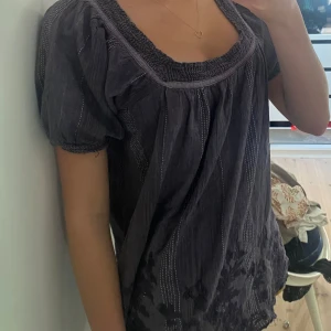 Broderad blus - EXTREMT gullig blålila blus!🍁 broderad vid botten, gulliga höstvibbar som man lätt kan matcha ihop till en fin outfit!❤️❤️