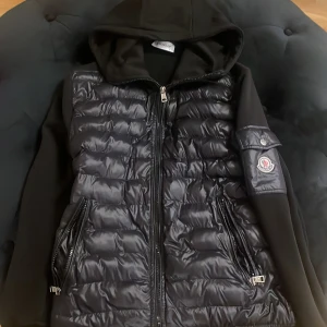 Moncler Cardigan - Använd 1/2 gånger, Moncler cardigan, Sitter jätte skönt , väst hoodie 