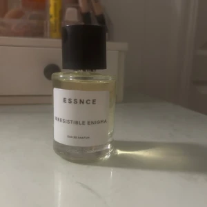 Irresistible Enigma Eau de Parfum - Säljer en flaska Irresistible Enigma från Essnce. toppnoter päron, mandarin och bergamott. kan tänkas byta mot black velvet🥰 knappt använd nypris 390kr inklusive frakten 