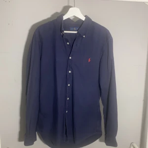 Ralph Lauren Skjorta  - Inköpt för 1999kr👍✅  Bra skick👍 Lägg ett prisförslag så löser vi 