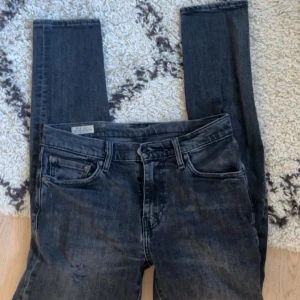 Levis 512 - Svarta slitna jeans med grå fade i storlek W30/L32. Slim fit och extremt sköna. Nypris 1149 mitt pris 499. Dessa säljs ej längre. Priset kan diskuteras. Kom privat om frågor mm.