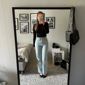 Ljusblåa jeans - Fina och superstretchiga ljusblåa jeans från Madlady🩷 De är storlek 38 men sytt in dom själv i midjan litegranna så passar XS-M skulle jag säga, och de är åt de tunnare hållet, toksköna!