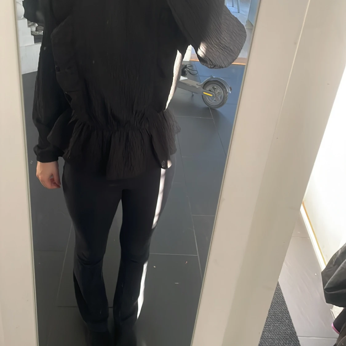 Svart blus med volangdetaljer