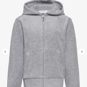 Grå juicy hoodie 💕 - Stl 15/16 år, men passar mig som är 14 år och ca 160 cm. Sparsamt använd, har haft den i ca 1 år. Fint skick, dock har översta lagret av en diamant trillat av så den är röd (se bild 4), men inget som syns, annars är alla diamater på. Nypris ca 950 kr