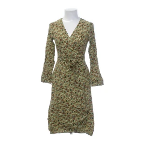 Samsoe samsoe omlottklänning - Snygg klänning i ormmönster från samsøe samsøe storlek S. Helt ny med prislapp.