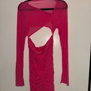 Hot pink shein klänning - Aldrig använd, bara testad. Skrikrosa färg, långärmad, strapless med tunna tyg till armar