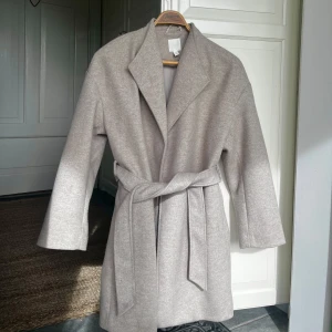 Kappa - Jättefin kappa från H&M i strl S men passar även M. Använd en gång så i väldigt fint skick och material🧡