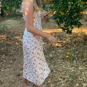 Blommig klänning  - Blommig midsommarklänning med slits från zara som passar perfekt till midsommar. Säljer pga kommer inte till användning. Använd en gång, är i nyskick