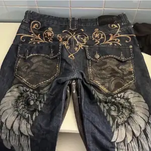 !!buda!! As snygga baggy jeans med tryck både bak och fram, inte säker på att jag vill sälja dessa så de beror på hur höga bud jag får, väldigt rare. Inga skador men kanske lite heel drag🔥 Kontakta för mer information🫶