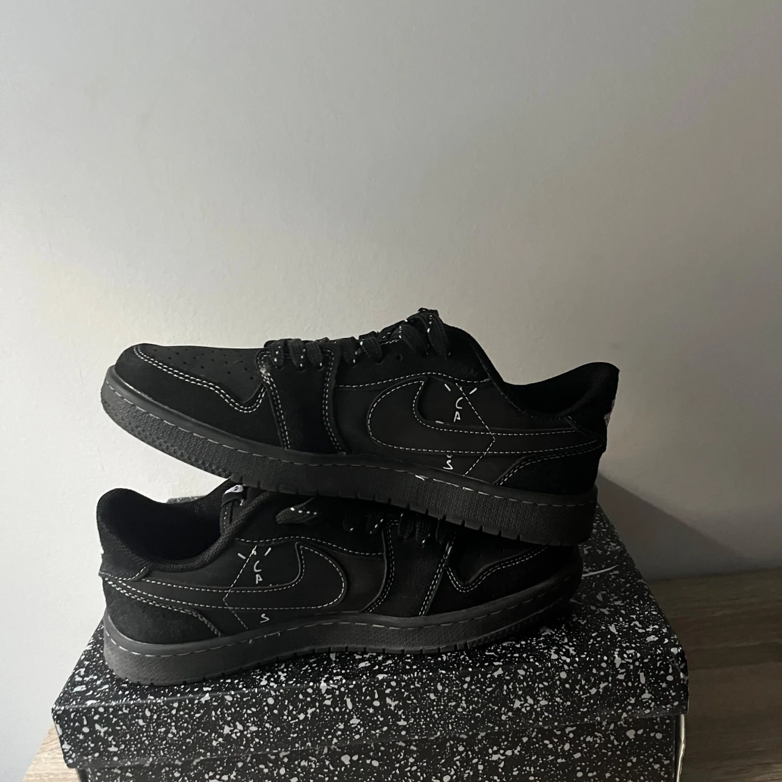 Säljer air Jordan 1 low Travis scoot black phantom - 90