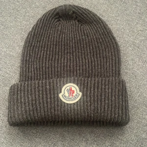 Moncler Mössa - Tja, säljer Moncler mössa perfekt till vintern. Fråga om ni undrar något,  Mvh Joel