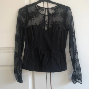 spetstop/spetströja med korsett - cool spetströja med korsett! knappast använd, tvättas innan den skickas!!