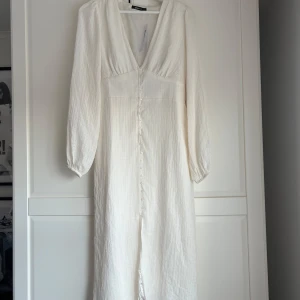 Adoore liknande klänning - Klänning ifrån Ginatricot som verkligen liknar Adoores klänningar. Så himla fin på sommaren eller andra fina tillställningar. Passar 38-40