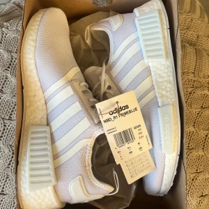 Adidas Primeblue unisex - Säljer mina Nmd r1 primeblue unisex skor från adidas i storlek 40. Helt oanvända!🌸